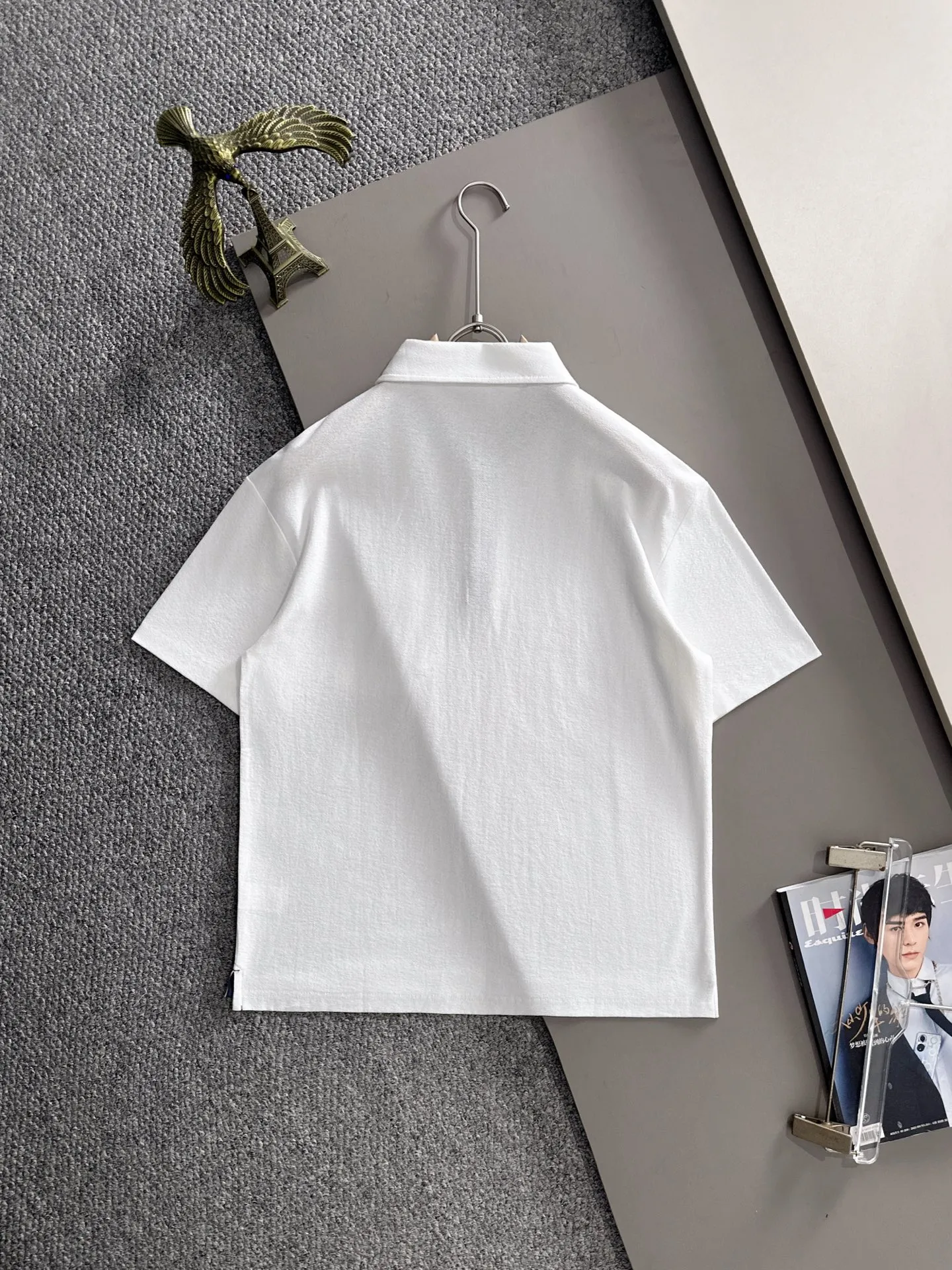 Paris High Quality 26ss New Arrival men's short-sleeved T-shirt is made of combed cotton yarn spun cotton fabric, no pressure when entering and exiting the counter. Exclusive control of raw materials. It feels substantial when weighed, and the upper body is more textured than ordinary T-shirts. This texture can handle the weather easily and is suitable for both hot and cold! Designed for a loose fit. Size: M to 4XL